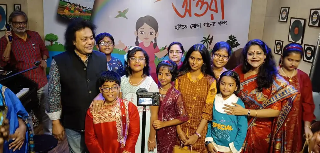 Smt Antara Chowdhury with Pt Tanmay Bose and children of Surodhwoni